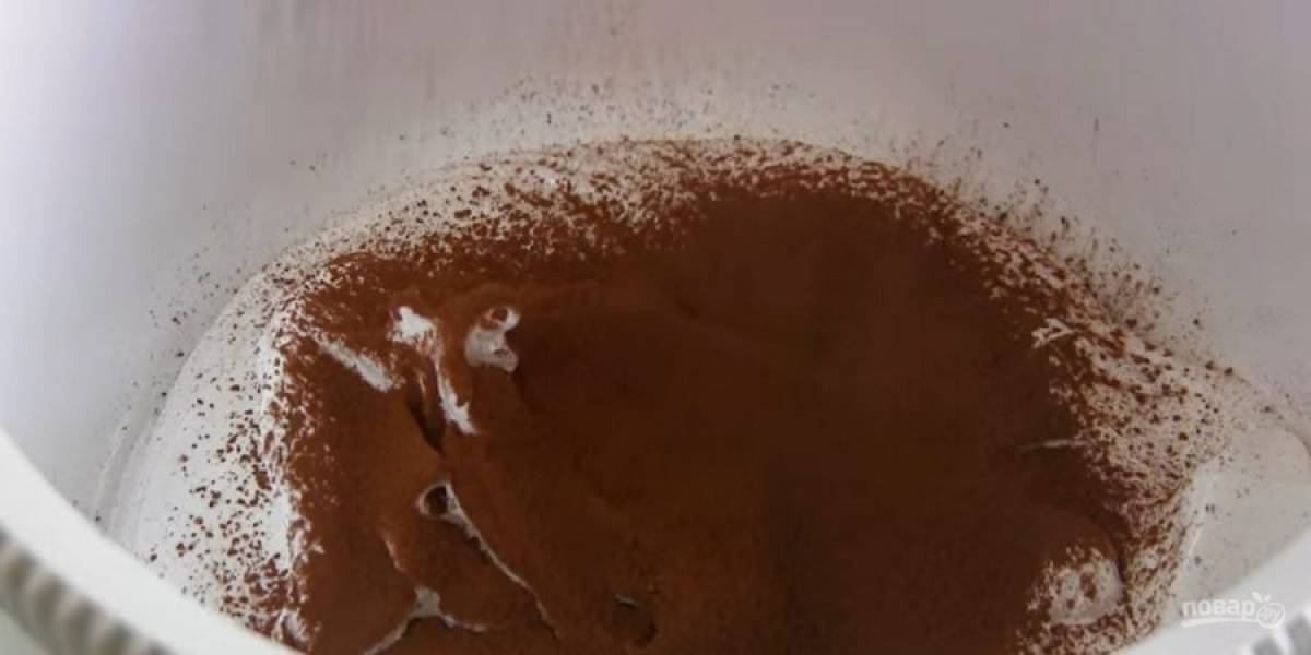 2. Взбейте массу миксером до устойчивых пиков. Добавьте просеянное какао и натертый на мелкой терке черный шоколад. Аккуратно перемешайте массу лопаткой сверху вниз.