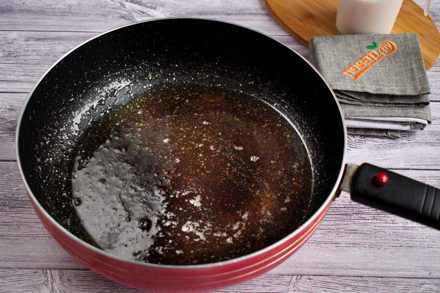 Следите за тем, чтобы не сжечь карамель. Иначе она будет горчить. Как только сахар растопится, влейте теплую воду тонкой струйкой, доведите до кипения.