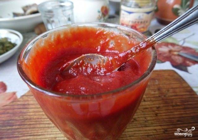 Когда настойка остынет, процедите ее через мелкое сито или марлю. Добавьте жидкость в томатную пасту, перемешайте все до однородной консистенции. Готовый соус храните в холодильнике. 