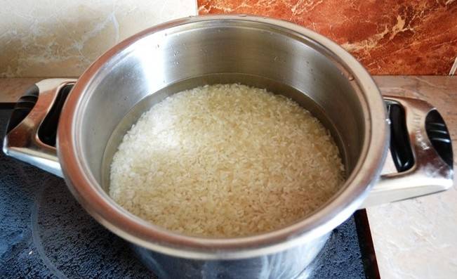 Рис хорошо промыть, воды налейте на один палец сверху.