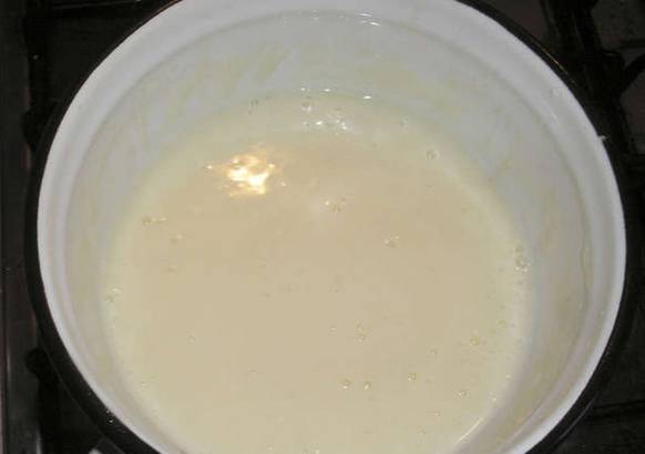 Добавьте молочно-крахмальную смесь в кипящее молоко. Проварите до загустения, затем снимите с огня и охладите.