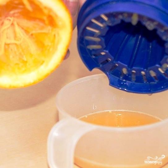 Выжимаем сок из одного апельсина.