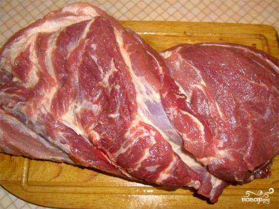 1. Если у вас цельный кусок мяса, нарезаем его толстыми ломтями. Обвалим в специях каждый кусочек и совсем немного отобьем. 