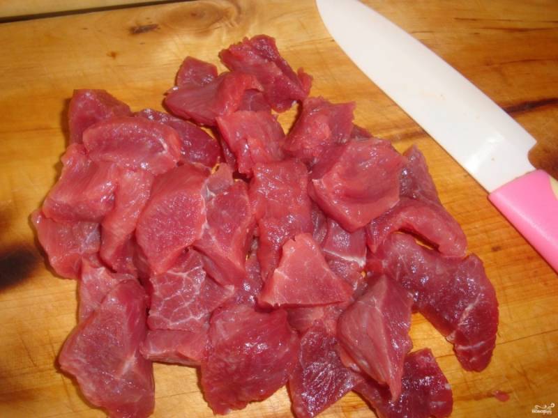 1.	Говядину помойте и порежьте кубиками. Положите мясо в емкость для приготовления.