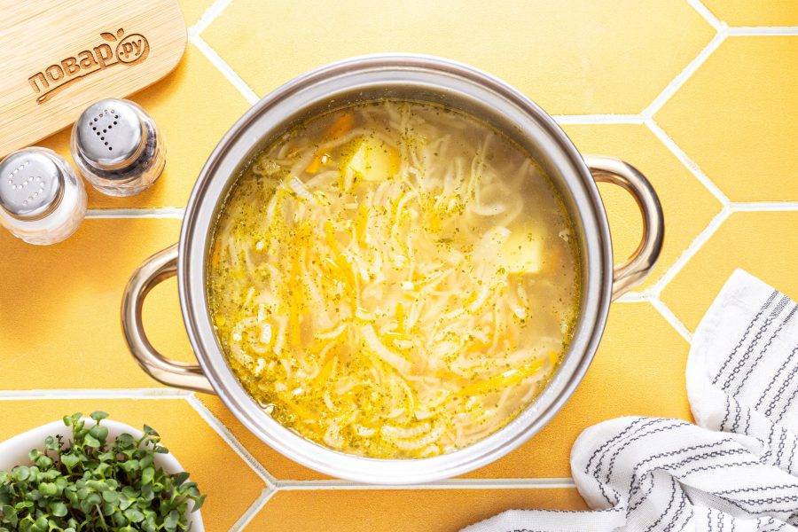 В конце попробуйте суп на вкус, по необходимости добавьте еще соли.