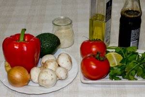Для приготовления салата вам понадобятся: авокадо среднего размера, три сырых шампиньона, небольшая луковица, зелень, половинка лайма, соевый соус и оливковое масло.