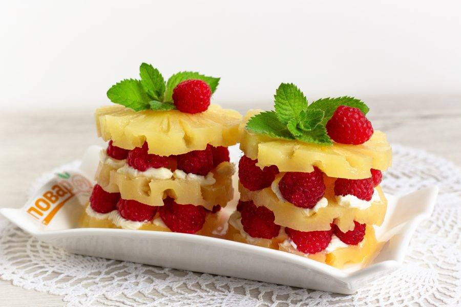 Украсьте свежей мятой и наслаждайтесь фруктово-ягодным десертом!