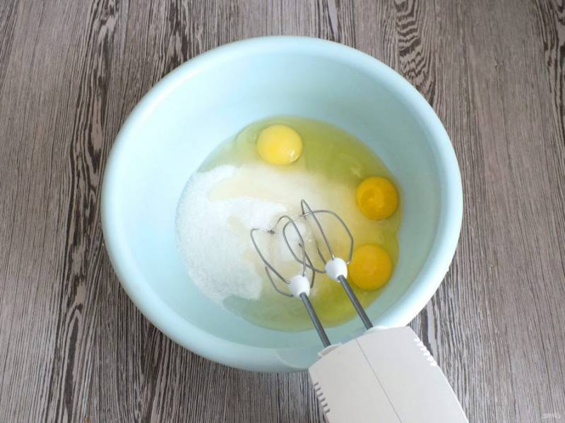 В чаше взбейте яйца с сахаром и ванилином.