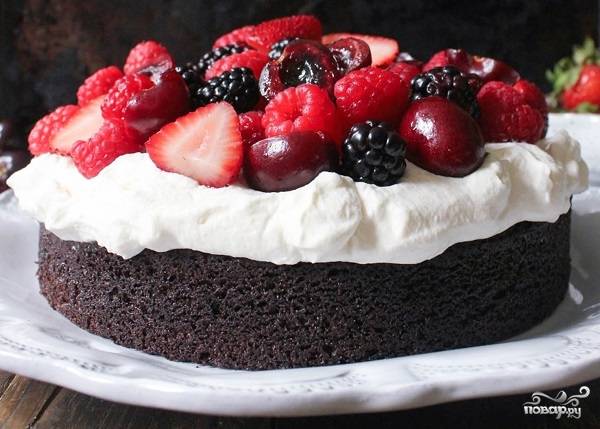 Бисквитный торт с ягодами и живыми цветами рецепт с фото, как приготовить на internat-mednogorsk.ru