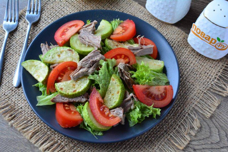 Салат с теплой говядиной и свежими овощами в паназиатском стиле