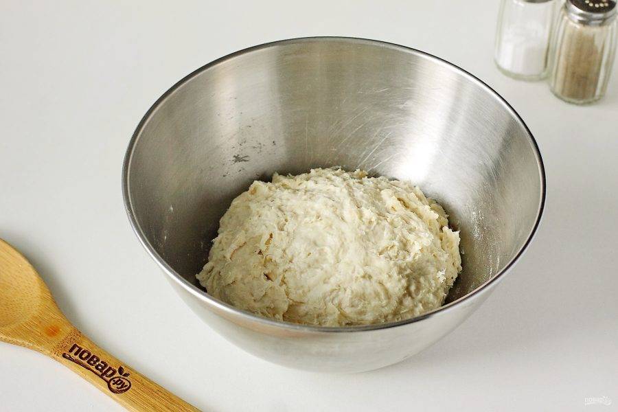 Замесите тесто. Тесто должно быть достаточно липкое, не стоит забивать его мукой. Накройте миску полотенцем и оставьте в теплом месте на 1 час.
