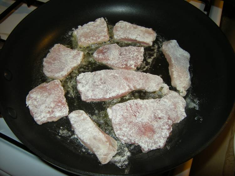 3. Обжарьте на большом огне с двух сторон до появления корочки и до частичной готовности мяса. Не солите мясо.