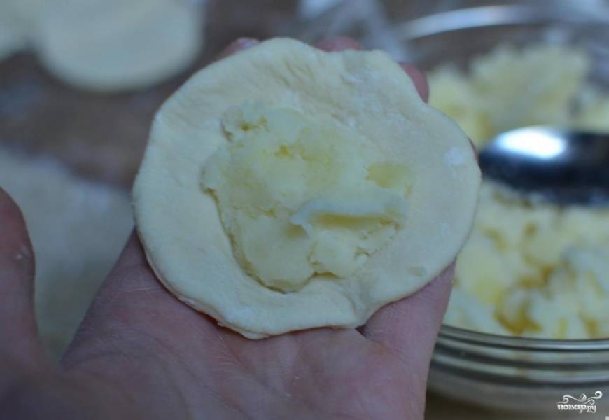 Для того, чтоб приготовить вкусную начинку, в отваренную картошку вливаем теплое молоко, добавляем сливочное масло, солим и перчим. Затем начинку выкладываем в центр лепешки.