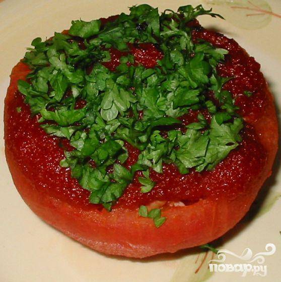 5.	Пока готовятся помидоры, нарезать петрушку. Когда помидоры будут готовы, украсить петрушкой и подать на стол.