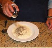 В миску положить тёртый сыр и хорошенько поперчить.
Спагетти закинуть в подсоленную кипящую воду и довести до готовности. Не переваривать. Перед тем как слить воду, влейте воду от макарон в стакан, наполовину.