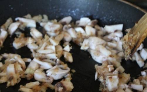 В разогретой сковороде пассируем до прозрачности лук, затем обжариваем и грибы.