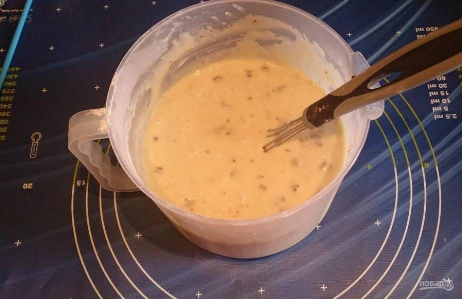 А в конце добавьте мелко раздробленные орехи. Всё перемешайте.