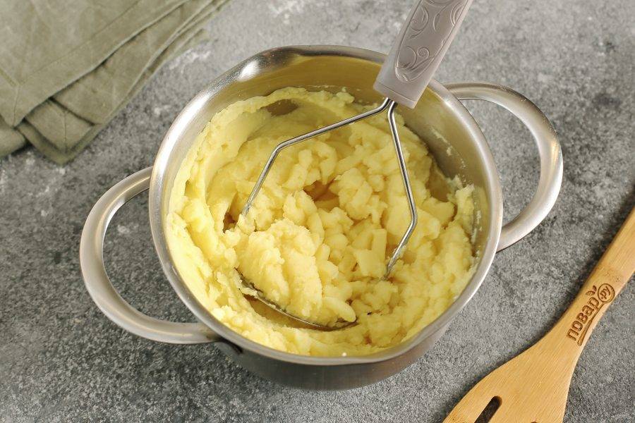 С готового картофеля слейте воду, добавьте по вкусу соль, масло сливочное и молоко. Разомните в пюре. Можно использовать уже готовое картофельное пюре (остатки от ужина).