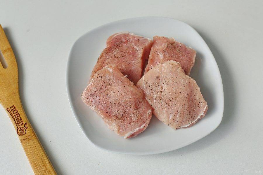 Свинину нарежьте на кусочки толщиной 1,5-2 см. Посолите и поперчите по вкусу. У меня из указанного количества получилось 4 порции.