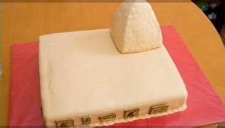 Прямоугольный бисквит также накройте мастикой и соедините с пирамидой.