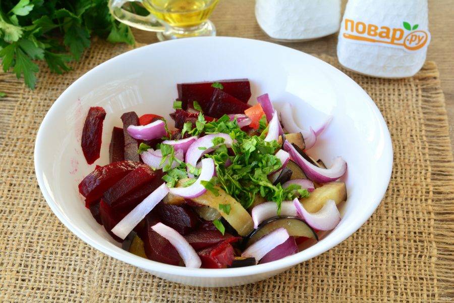 Добавьте в салат нарезанный красный лук и петрушку.