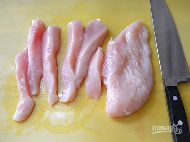 1.	Вымойте куриное мясо, нарежьте его небольшими ломтиками. 