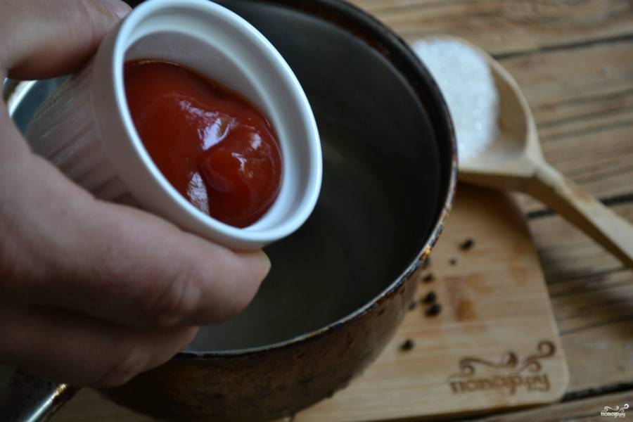 Приготовьте маринад. В кастрюлю налейте воду и поставьте на умеренный огонь. Добавьте кетчуп "К шашлыку". Всыпьте соль и сахар, доведите до кипения. 