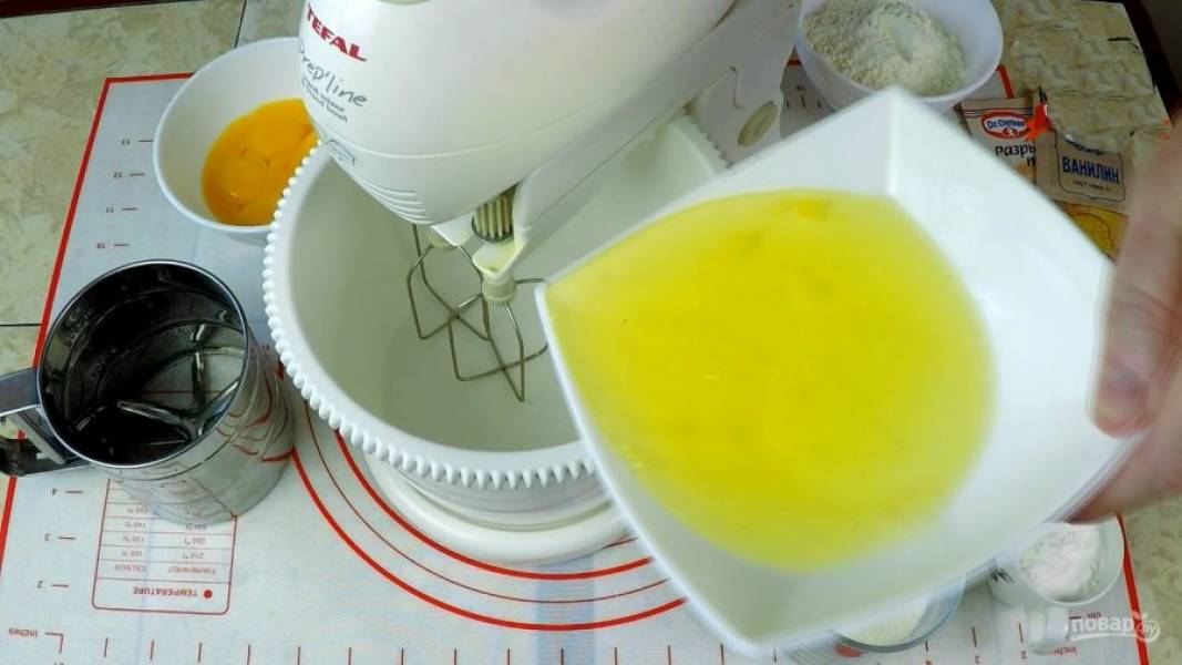 Готовим тесто: отделив белок от желтка, помещаем в миксер с 1/3 чайной ложкой соли и взбиваем (4-5 минут).