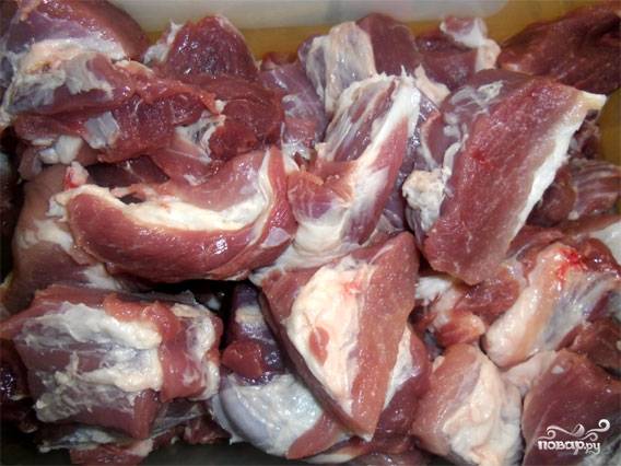Мясо сложить в кастрюлю или емкость для маринования.
