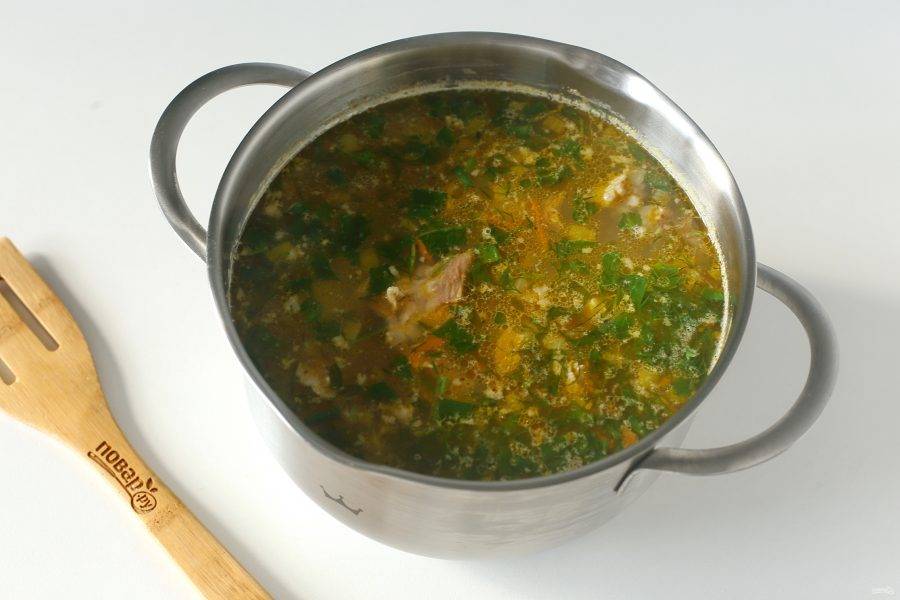 В самом конце по желанию можно добавить любую свежую зелень. Гороховый суп с перловкой готов.