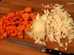 4. Тем временем нарезаем лук и морковь. 