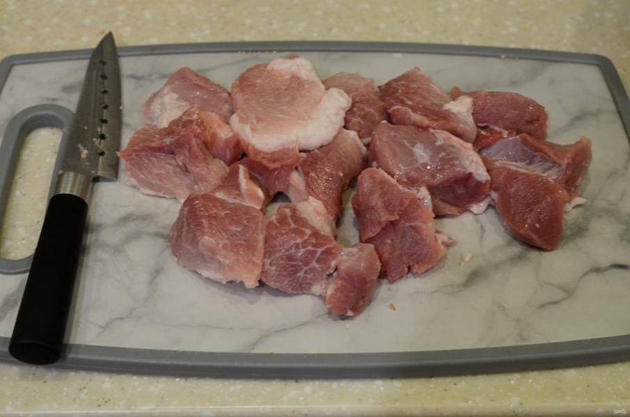 Мясо промойте и нарежьте на средние куски.