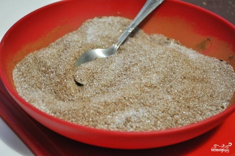 2.	Сахарный песок в миске смешиваем с какао-порошком, а после всыпаем все в кастрюлю к растопленному маслу, вливаем молоко и доводим смесь до кипения.