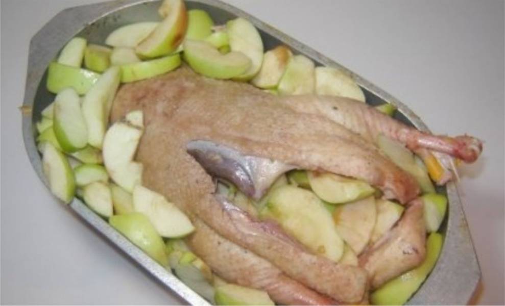 Утка с яблоками и черносливом: классика праздничного ужина