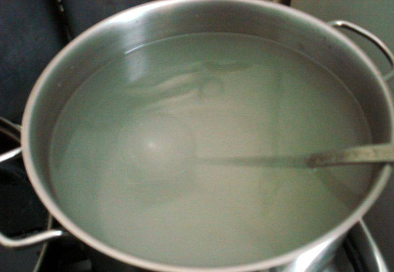 В кастрюлю налейте 4 литра воды, добавьте лимонную кислоту и сахар. Доведите до кипения, а затем охладите.