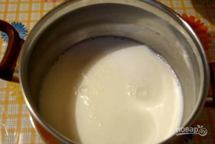 2. В молоко добавьте сахар (в том числе и ванильный), доведите до кипения. Не переставая помешивать венчиком яичную смесь, тонкой струйкой введите в нее молоко.