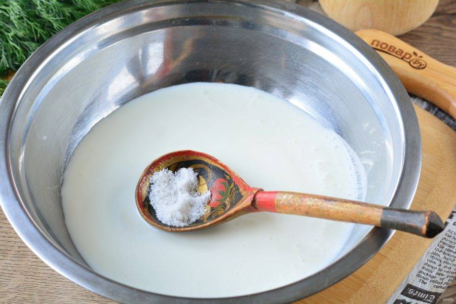 Влейте кефир в миску, всыпьте соль и немного сахара, как усилитель вкуса.
