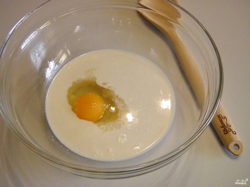 Добавьте соль, сахар, яйцо, теплый кефир и смешайте все ингредиенты.