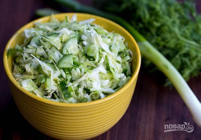 Простой салат из свежей капусты