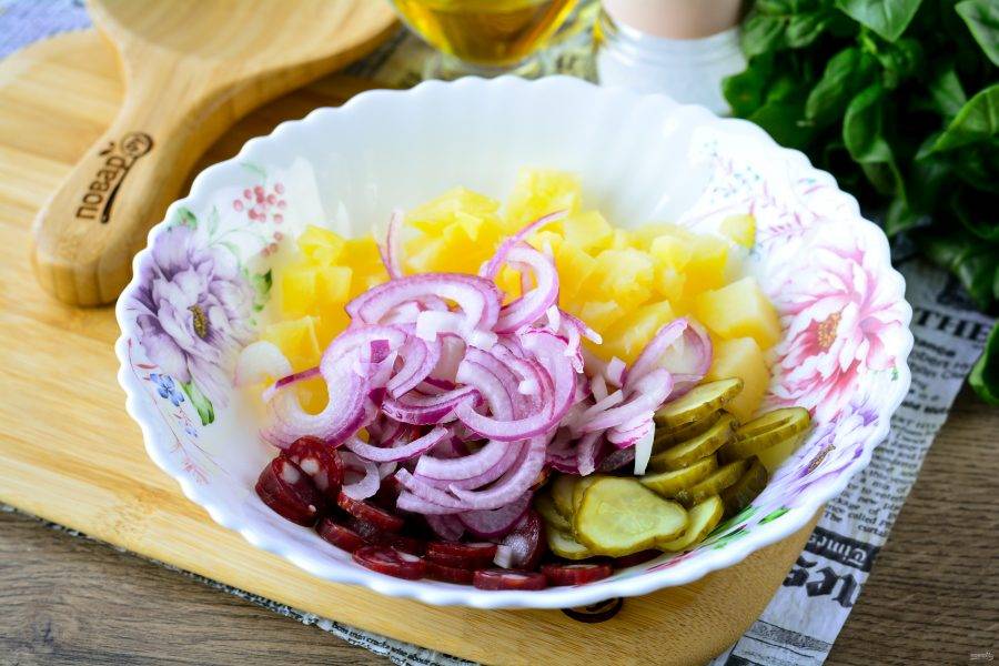 Добавьте маринованный лук в салат.