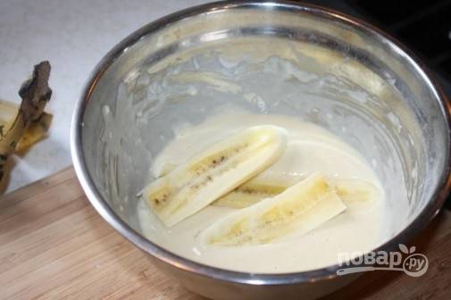 4.	Окуните ломтики банана в приготовленный кляр.