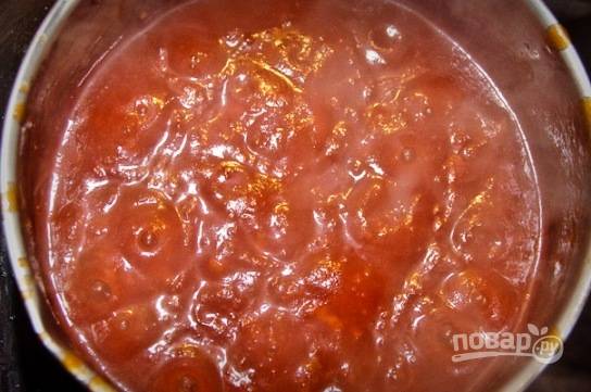 В небольшой кастрюле смешайте томатное пюре, мед и измельченный чеснок. Перемешиваем все до однородности и отправляем на медленный огонь. 