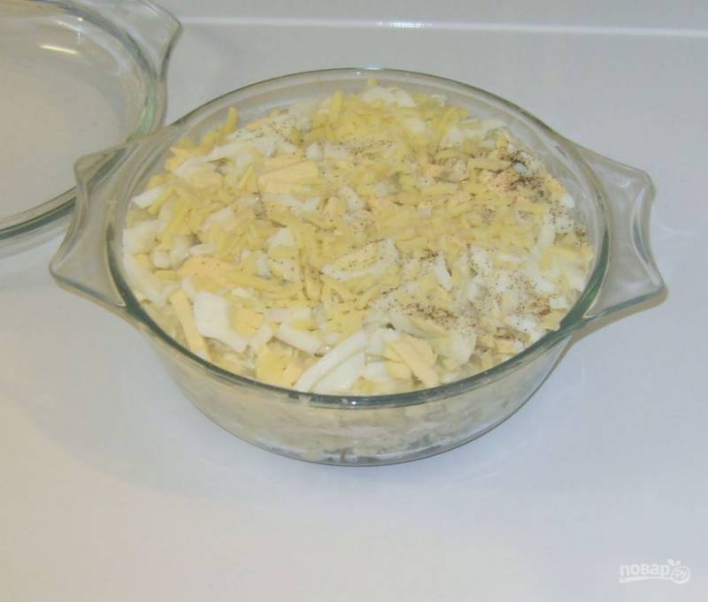 11.	Яйца разрезаю тонкими пластинками и выкладываю верхним слоем, добавляю тертый на крупной терке сыр, посыпаю солью и перцем. Настаиваю салат не менее 1 часа. 