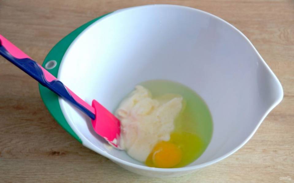 В миске для замешивания теста смешайте сметану, растительное масло, яйцо.