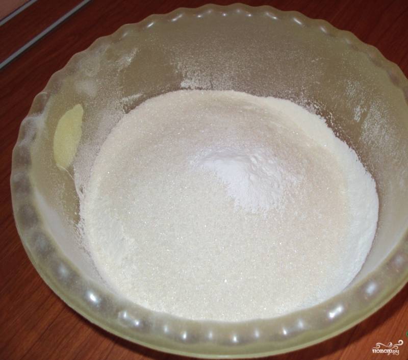 2.	Муку просеиваем в любую глубокую емкость, добавляем к ней ваниль и сахар.