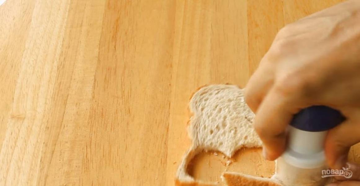 4.  Для третьего варианта канапе ломтики белого хлеба поджарьте на сухой сковороде, вырежьте из него кружочки. Сыр "Филадельфия" смешайте с паприкой и томатной пастой. 