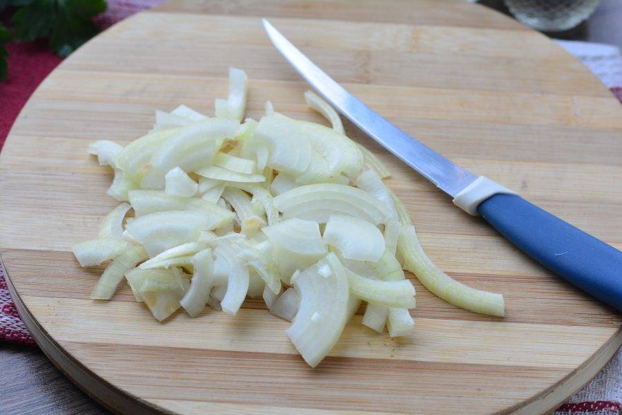 Нарежьте полукольцами репчатый лук, он придаст остроту салату.