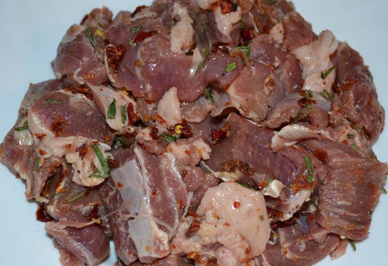Перемешиваем мясо со специями, добавляем немного соли и оставляем баранину на час мариноваться. 