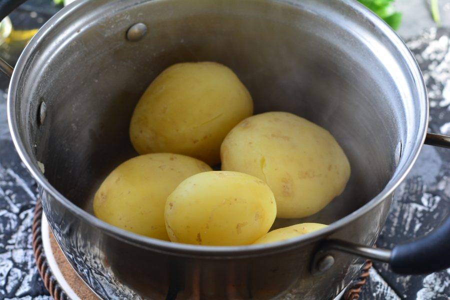 Картофель отварите в воде в течение 15 минут, посолите по вкусу. Затем воду слейте.
