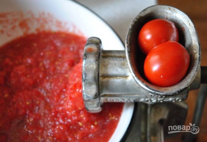 Томаты измельчаем в мясорубке, превращая их в пюре.